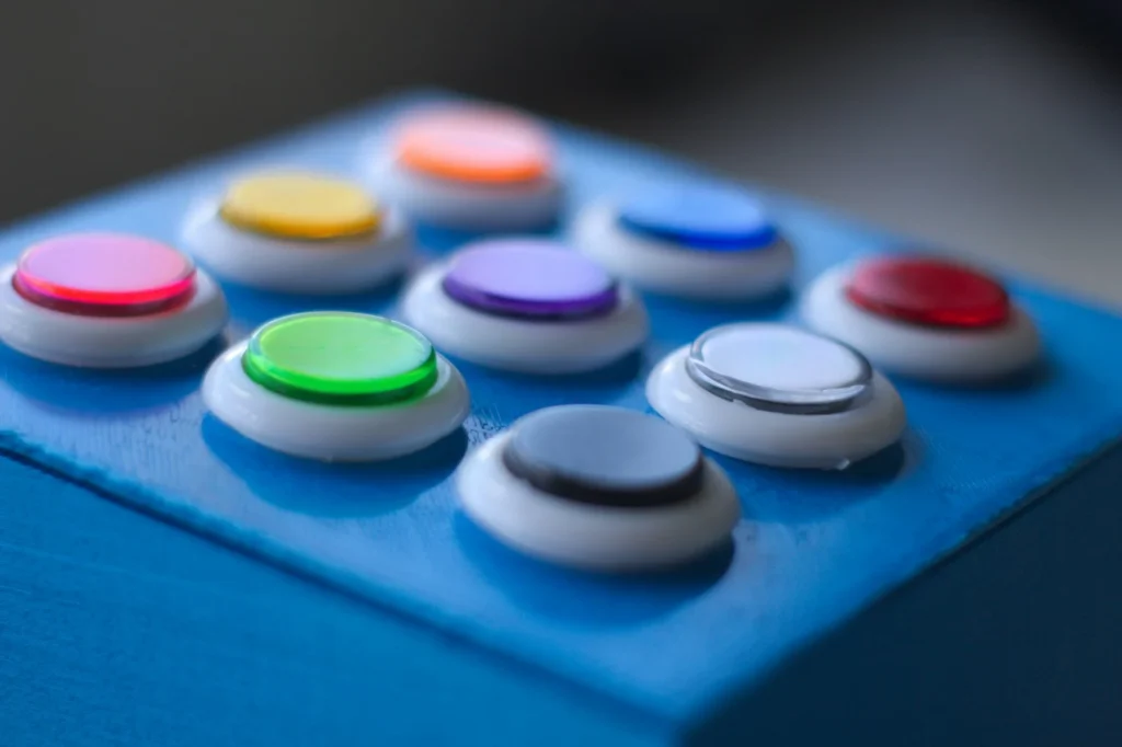 Pulsanti arcade colorati su pannello comandi